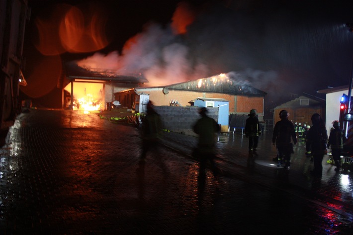 FW Borgentreich: Brand einer Maschinenhalle in Borgholz. Hoher Sachschaden. 4 Personen wurden verletzt.