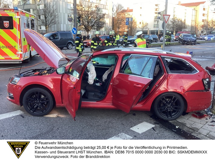 FW-M: Kleinkind bei schwerem Verkehrsunfall verstorben(Berg am Laim)