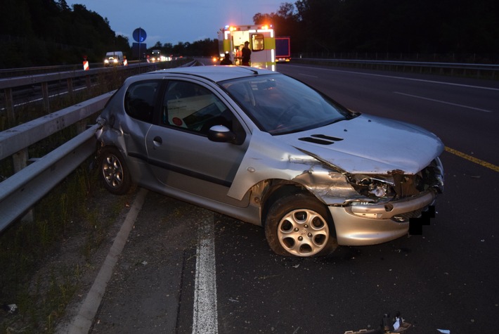 POL-PDKL: A6/Kaiserslautern, Nach Fahrstreifenwechsel Pkw gerammt