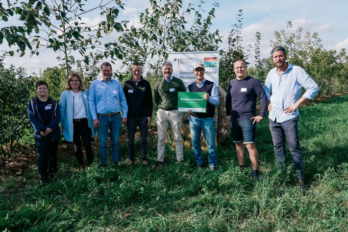 Boden erleben, Landwirtschaft besser verstehen / Die bundesweite Gemeinschaftsaktion des Netzwerks Leitbetriebe Pflanzenbau hat ein Jahr lang Menschen für die faszinierende Welt des Bodens begeistert