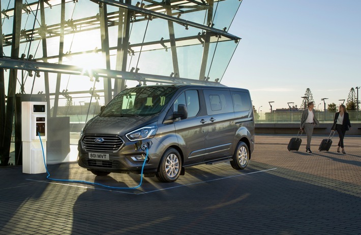 Ford präsentiert Tourneo Custom mit Plug-In-Hybrid-Antrieb. Weiterer Text über ots und www.presseportal.de/nr/6955 / Die Verwendung dieses Bildes ist für redaktionelle Zwecke honorarfrei. Veröffentlichung bitte unter Quellenangabe: "obs/Ford-Werke GmbH"