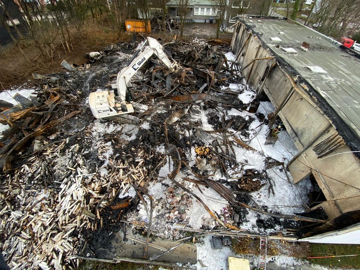 FW-Erkrath: Großbrand einer Lagerhalle in Erkrath-Hochdahl - Abschlussmeldung