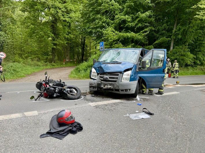 FW Hünxe: Motorradfahrer nach Frontalzusammenstoß schwer verletzt