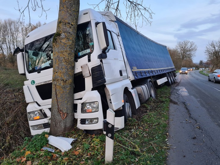POL-STD: LKW-Fahrer im Alten Land muss ausweichen und prallt gegen Straßenbaum - Verursacher flüchtet - K 39 über Stunden voll gesperrt