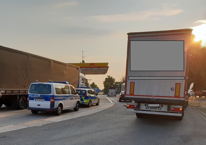 BPOL NRW: Klopfgeräusche im LKW 
-Bundespolizei nimmt 3 Geschleuste vorläufig fest - Ermittlungen gegen Schleuser laufen auf Hochtouren-