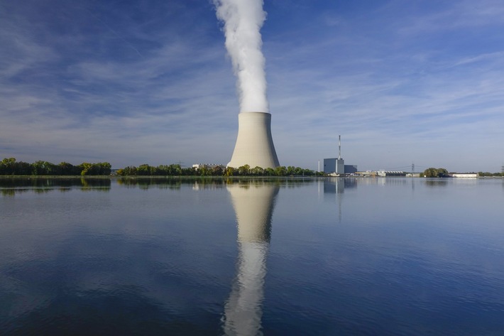 Studie belegt: Im Jahr nach dem Atomausstieg sinken CO2-Ausstoß und Strompreise