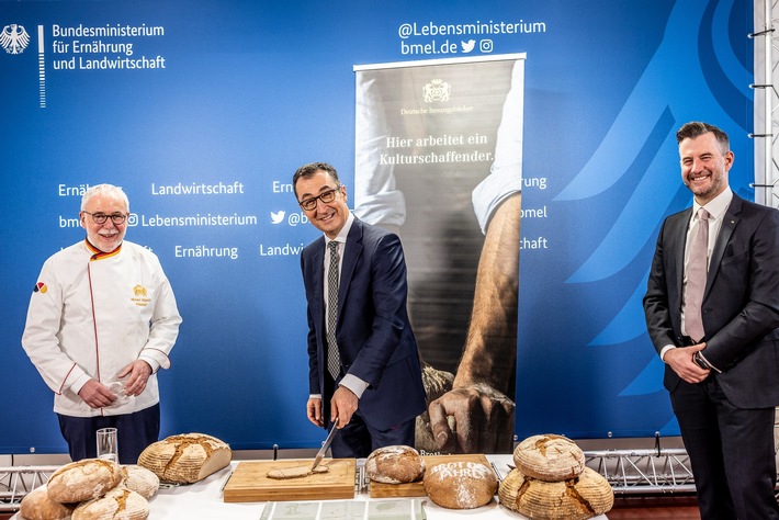 Prominent angeschnitten: Das Brot des Jahres 2022 debütiert bei Cem Özdemir