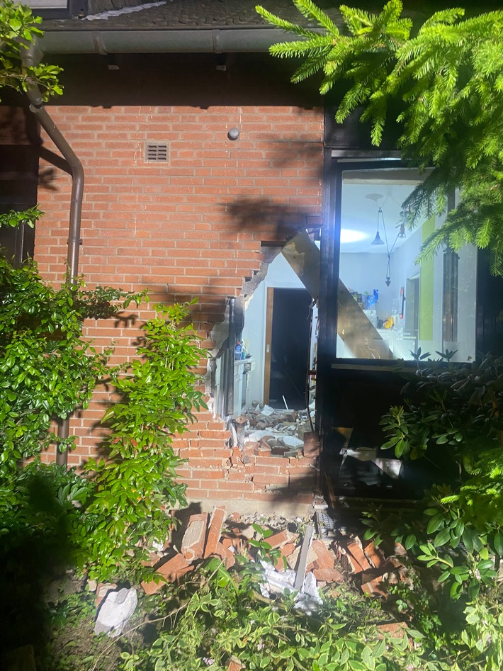 FW Mettmann: Verkehrsunfall führte zum Teileinsturz einer tragenden Außenwand einer Doppelhaushälfte in Metzkausen
