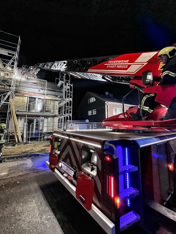 FW-NE: Dachstuhlbrand in Rohbau in Neuss-Derikum | Keine Personen verletzt