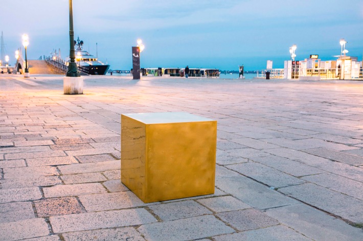 Tausende Besucher bestaunen Castello CUBE bei Biennale: Einzigartiges Goldkunstwerk feierte Europapremiere in Venedig