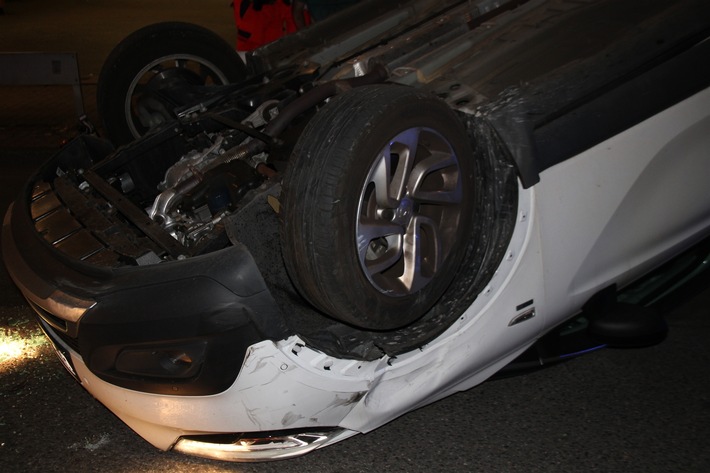 POL-HA: Auto überschlägt sich bei Unfall