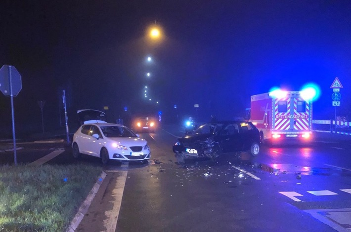 POL-RBK: Burscheid - Verkehrsunfall im Einmündungsbereich mit drei Verletzten