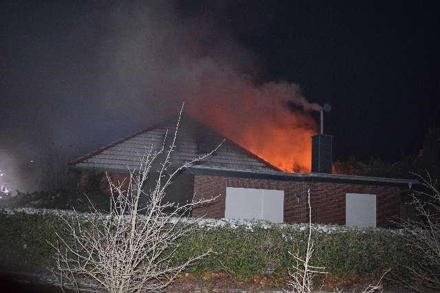 POL-WHV: Brand eines Einfamilienhauses - 77-jährige Hausbewohnerin verletzt