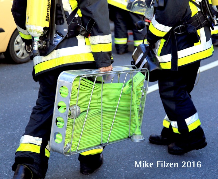 FW-E: Kellerbrand in Essen - zwei Personen in Krankenhaus transportiert