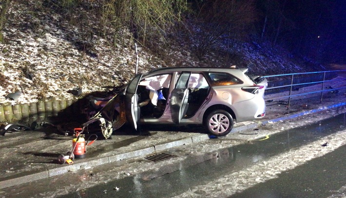 FW Paderborn: Verkehrsunfall am Ludwigsfelder-Ring Zwei Verletzte nach Seitenaufprall