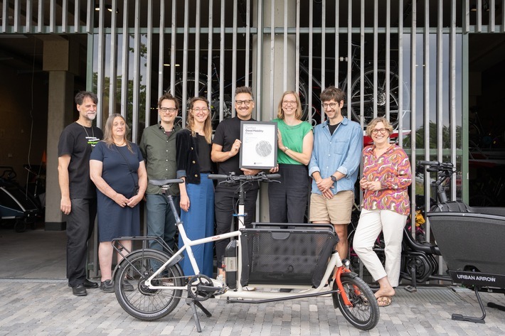 Personen auf dem Foto von links nach rechts: Thorsten Liebold, Gründer und Initiator des Grünen Weilers // Manuela Liebold, Gründerin und Initatorin des GW, Vorständin der Genossenschaft // Ruben Grimm, Vorstand der Genossenschaft // Nicole de Vries, Vorständin der Genossenschaft // Christian Scheler, Good Mobility Council // Cäcilia Stockmann, AG Mobilität der Genossenschaft // Felix Austen, AG Mobilität der Genossenschaft // Sabine Kittel, Vorständin der Genossenschaft / Weiterer Text über ots und www.presseportal.de/nr/175697 / Die Verwendung dieses Bildes für redaktionelle Zwecke ist unter Beachtung aller mitgeteilten Nutzungsbedingungen zulässig und dann auch honorarfrei. Veröffentlichung ausschließlich mit Bildrechte-Hinweis.