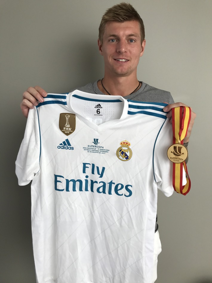 Toni Kroos stiftet seine Goldmedaille und sein Supercup-Trikot /
Der Real Madrid-Star versteigert die einzigartigen Andenken bei United Charity