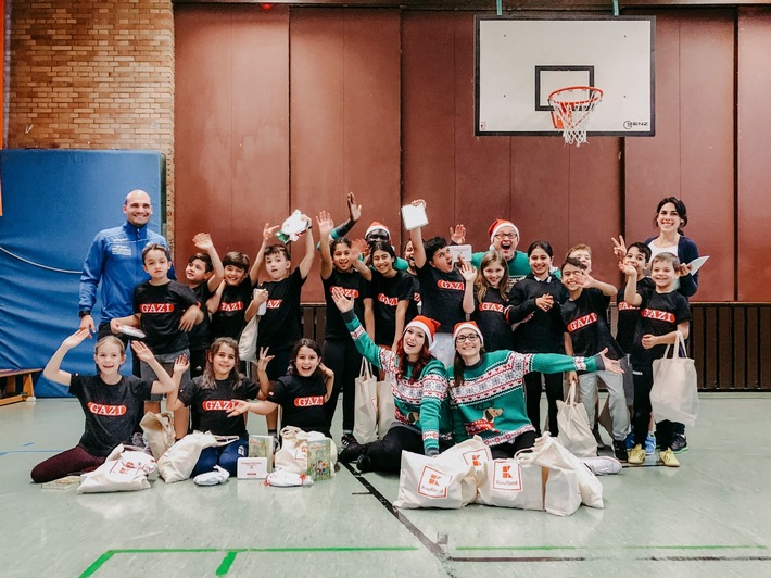 Weihnachtshelfer von Kaufland bringen Kinderaugen zum Leuchten: Vorzeitige Bescherung bei "Fußball trifft Kultur" in Stuttgart-Fasanenhof