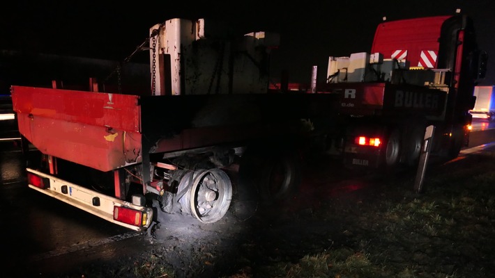 FW-DO: LKW-Anhänger gerät während der Fahrt auf der A2 in Brand