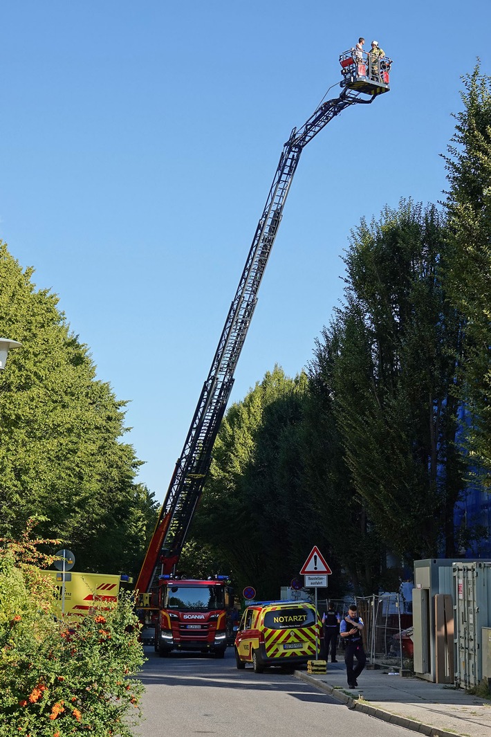 FW Dresden: Rettung einer Person mit der Drehleiter