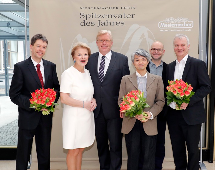 Das Bild zeigt die Preisverleihung 2017: v.l.n.r. Spitzenvater des Jahres 2017 Oliver Blau; Prof. Dr. Ulrike Detmers, Initiatorin und Gesellschafterin, Mitglied Geschäftsführung und Sprecherin Mestemacher-Gruppe; Dr. Ralf Kleindiek, Staatssekretär im Bundesministerium für Familie, Senioren, Frauen und Jugend; Spitzenvater des Jahres 2017 Yoshinao Mikami; Sonderpreisträger, das Väterzentrum e.V., vertreten durch Eberhard Schäfer und Marc Schulte. Weiterer Text über ots und www.presseportal.de/nr/51886 / Die Verwendung dieses Bildes ist für redaktionelle Zwecke honorarfrei. Veröffentlichung bitte unter Quellenangabe: "obs/Mestemacher GmbH/Agentur Baganz"