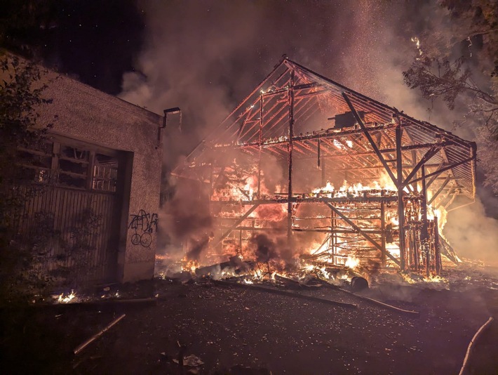LRA-Ravensburg: Brand einer Lagerhalle auf einer Industrie-Brache in Wangen im Allgäu