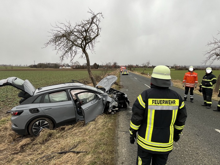 POL-HI: PKW gegen Baum - Hoher Sachschaden und eine Verletzte -