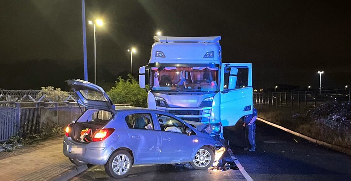 POL-DU: Friemersheim: Auto kollidiert frontal mit Lkw - zwei Verletzte