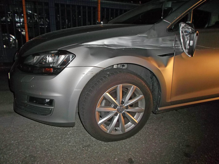 POL-KS: Kaufungen (Landkreis Kassel): Unbekannter Lkw-Fahrer beschädigt geparkten Golf in Industriegebiet: Polizei sucht Zeugen
