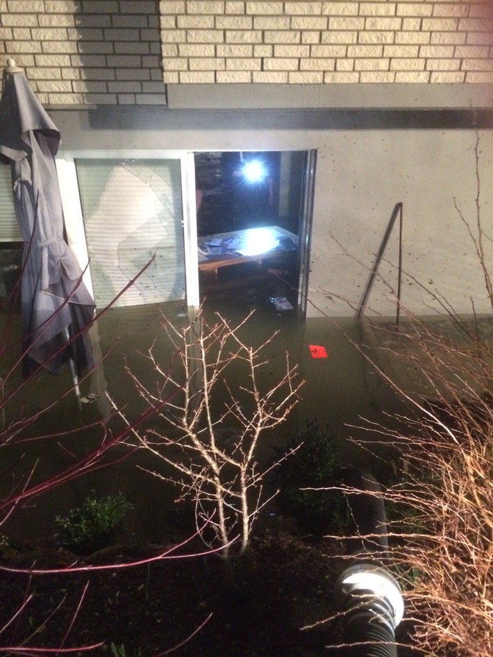 FW Lage: Wohnung und Keller eines Mehrfamilienhauses durch Wasserrohrbruch vollgelaufen