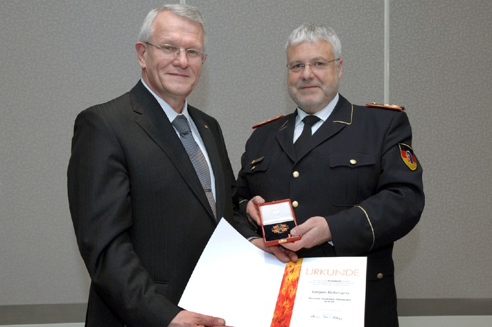 Feuerwehr-Ehrenkreuz in Gold für Jürgen Rehmann / Dank an Vorstandsvorsitzenden des Verbands öffentlicher Versicherer