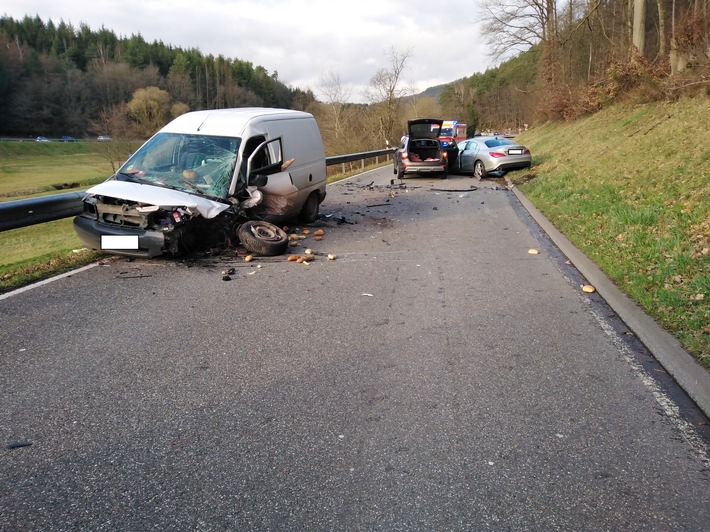 POL-PDPS: Verkehrsunfall mit 2 Verletzten