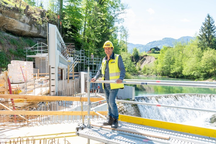 Einbau des innovativen Fischleitrechens der ETH Zürich am SAK Wasserkraftwerk Herrentöbeli steht kurz vor dem Abschluss