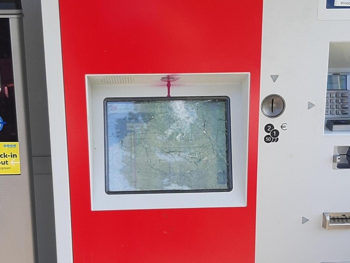Bundespolizeidirektion München: Fahrausweisautomat beschädigt Bundespolizei sucht Zeugen
