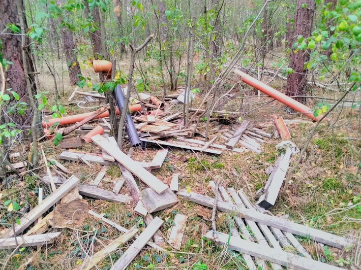 POL-GF: Unbekannte entsorgen Müll im Wald