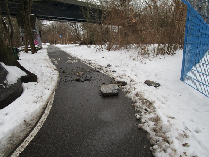 BPOLI C: Steine fallen vom Chemnitztalviadukt - Schlimmeres durch Bürgerhinweis verhindert