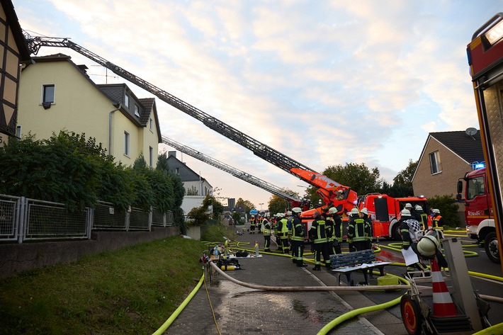 FW Rösrath: Dachstuhlbrand in Mehrfamilienhaus