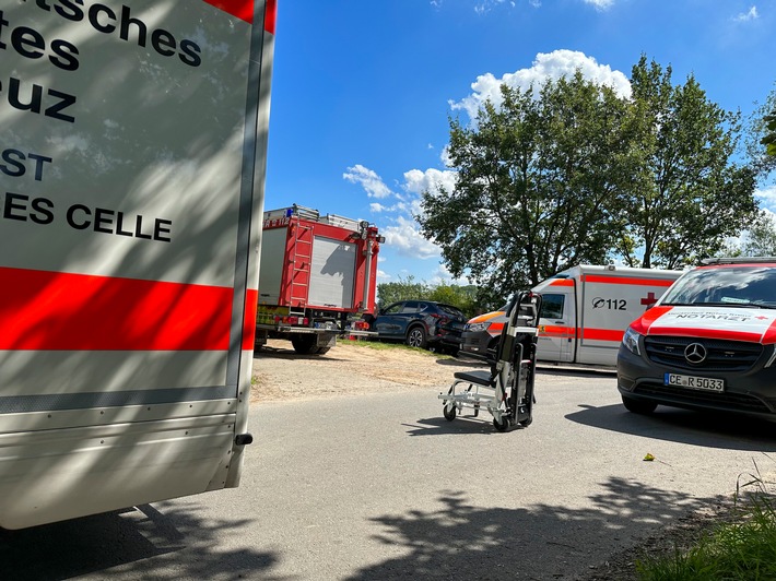 FW Flotwedel: Kind in Wehranlage geraten - Feuerwehr und Rettungsdienst in Oppershausen im Einsatz