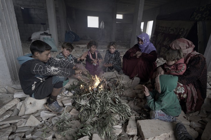Humanitärer Notstand in Idlib, Nordwest-Syrien / "Wenn ich das Geräusch von Flugzeugen höre, zittere ich am ganzen Körper und habe Angst." / Mariam mit ihren Kindern und einer weiteren vertriebenen Mutter (Copyright: Islamic Relief) Weiterer Text über ots und www.presseportal.de/nr/50131 / Die Verwendung dieses Bildes ist für redaktionelle Zwecke honorarfrei. Veröffentlichung bitte unter Quellenangabe: "obs/Islamic Relief Deutschland e.V."