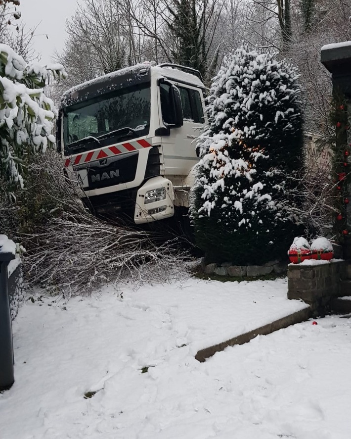 POL-HA: Schnee und Glätte sorgen für Unfälle - LKW fährt in Garten