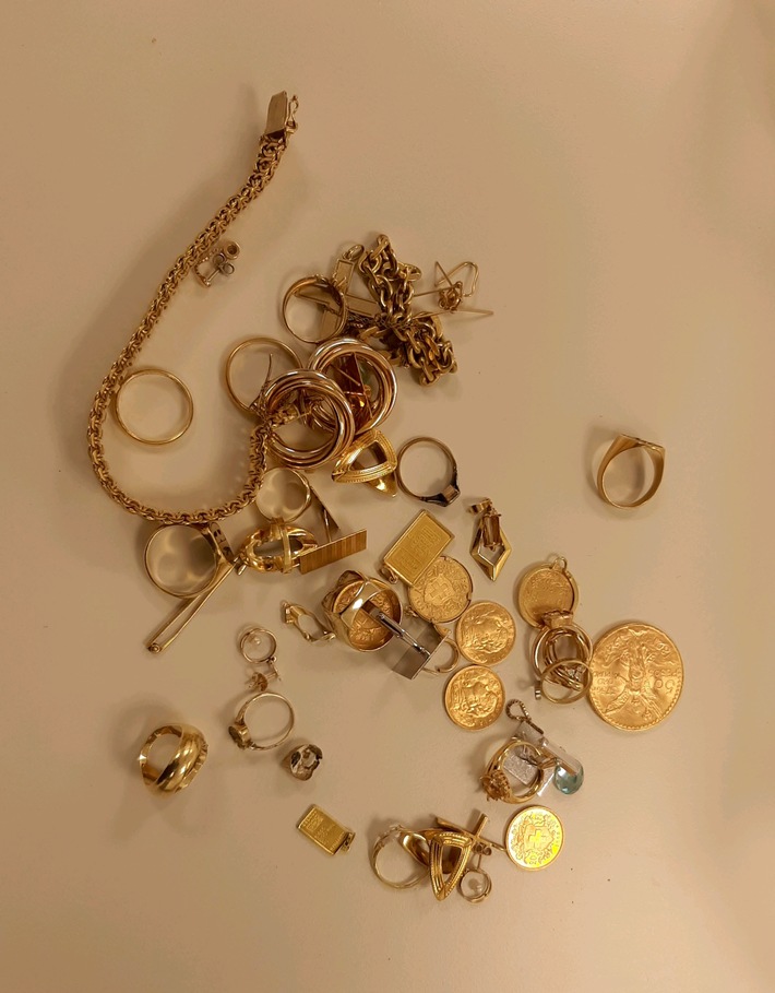 HZA-KA: Karlsruher Zöllner verhindern Schmuggel aus der Schweiz / Gold, Uhren und Antiquitäten im Wert von 100.000 Euro sichergestellt