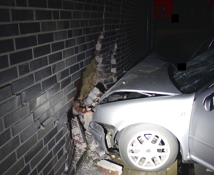 POL-MI: Unfallflucht: Auto kracht in Hauswand