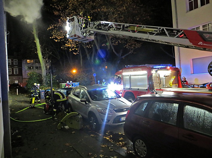 FW-E: Zimmerbrand in Mehrfamilienhaus im Essener Nordviertel, keine Verletzten