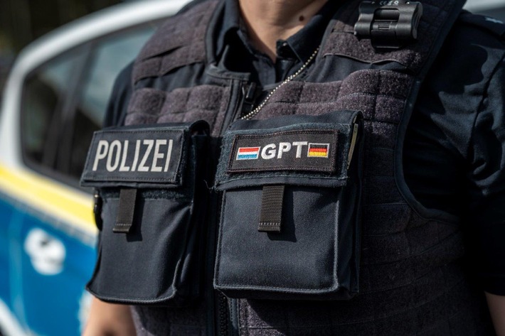BPOL-BadBentheim: Autofahrer will mit fremden Ausweisen darüber hinwegtäuschen, dass er keinen Führerschein hat und per Haftbefehl gesucht wird