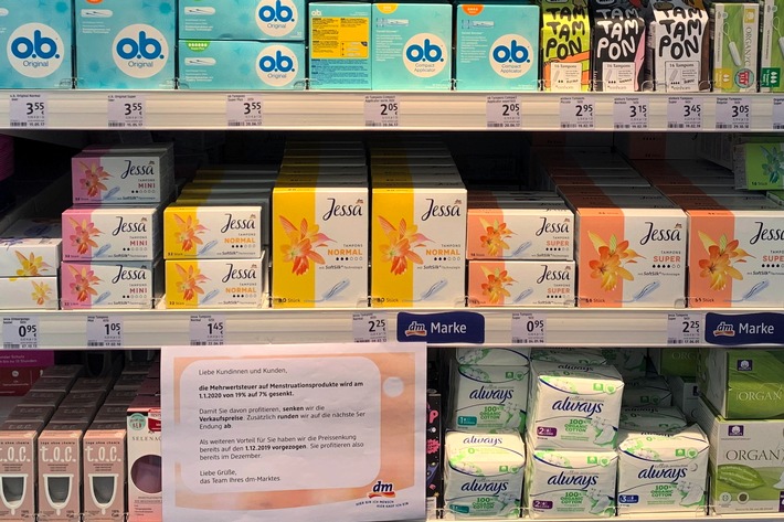 Ab sofort mehr als 90 Menstruationsprodukte bei dm dauerhaft im Preis gesenkt