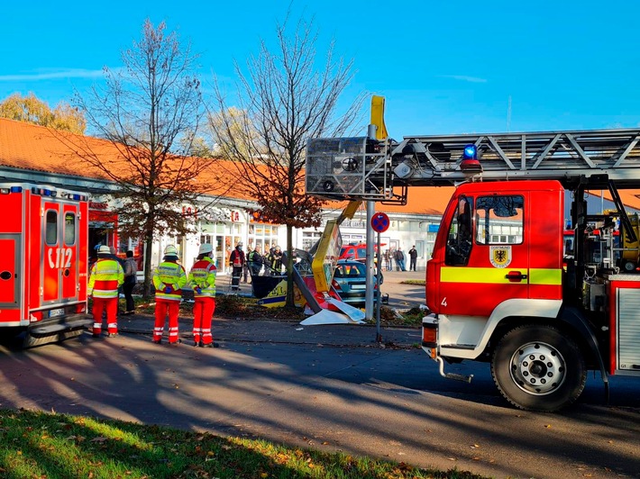 FW-DO: PKW fährt in Werbetafel, der Fahrer wurde in seinem Fahrzeug eingeklemmt