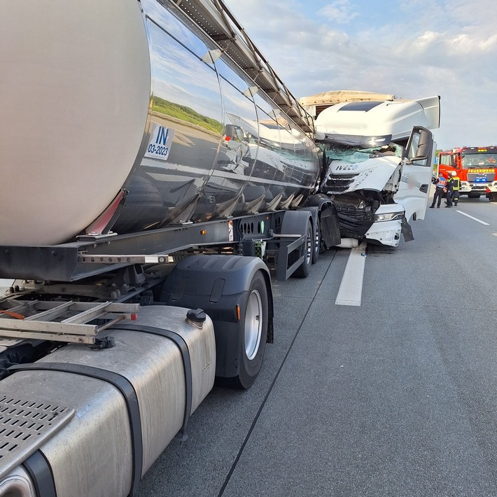 FW-ROW: Verkehrsunfall zwischen zwei LKW auf der A1 - Fahrer schwer verletzt