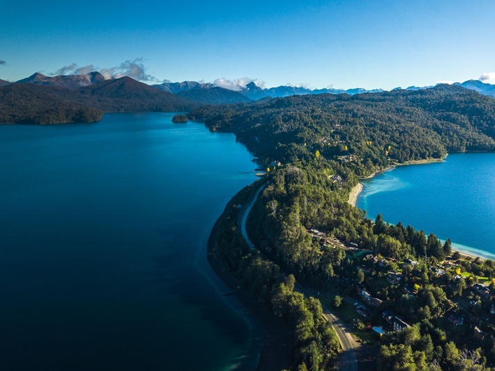 Lago Correntoso y su unión con lago Nahuel Huapi en Villa La Angostura. / Weiterer Text über ots und www.presseportal.de/nr/152361 / Die Verwendung dieses Bildes für redaktionelle Zwecke ist unter Beachtung aller mitgeteilten Nutzungsbedingungen zulässig und dann auch honorarfrei. Veröffentlichung ausschließlich mit Bildrechte-Hinweis.