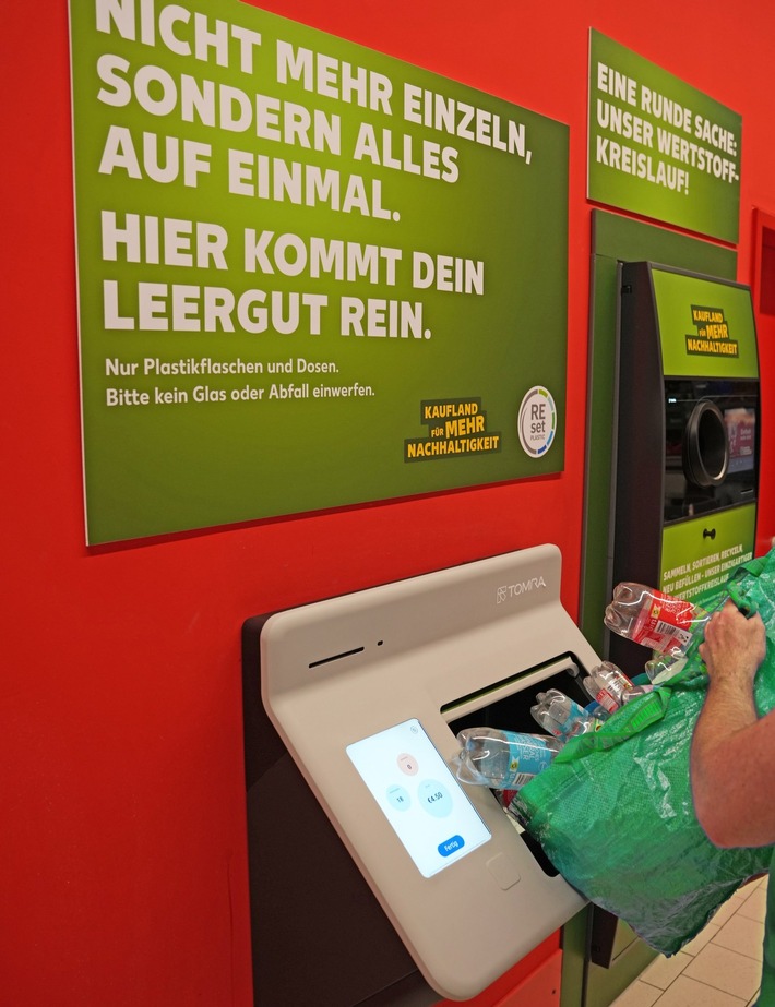 Großer Wurf am laufenden Band: Kaufland testet innovativen Leergutautomaten, der PET-Flaschen und Dosen beim gesammelten Einschütten direkt abtransportiert und verarbeitet