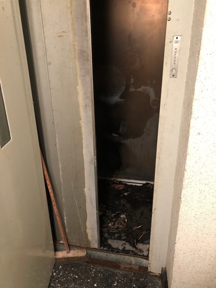 FW-Erkrath: Brennender Aufzug verraucht Treppenraum eines Mehrfamilienhauses